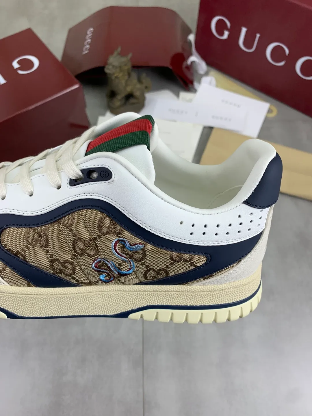Men's men's shoes 💰P620 new style 🐍🐍🐍 Gucci Gucci couple 🧑‍🤝‍🧑 autumn and winter low-end catwalk casual sneakers, top version! The oil edge craftsmanship is reproduced one to one. New model for early spring, creating a perfect style, cool and sassy, ​​c-position fashionable wear, classic shoe style with retro and futuristic feel, showing exquisite texture! Open mold to customize high-density outsole. Comes fully packaged. Size: Female 35-40 Male 39-45 Fabric: Imported calfskin punching Lining: Imported original sheepskin lining